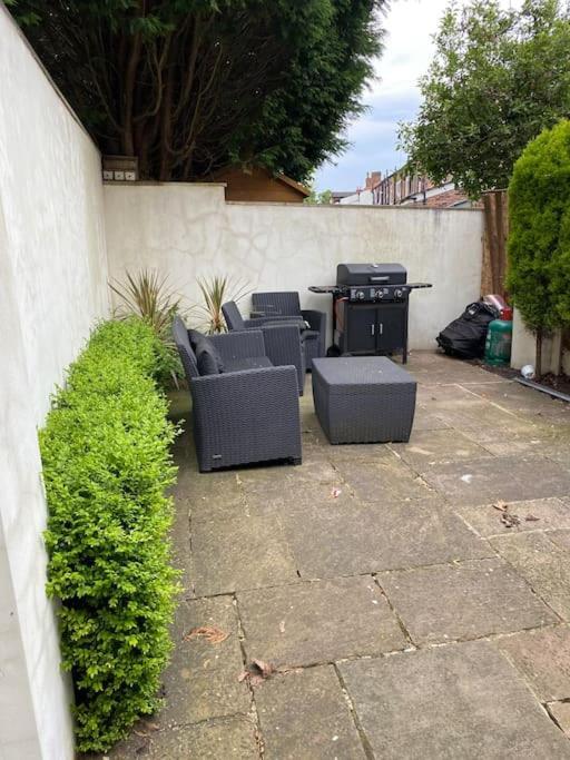 Contemporary Duplex - Private Patio & Parking Apartment Stockport Bagian luar foto